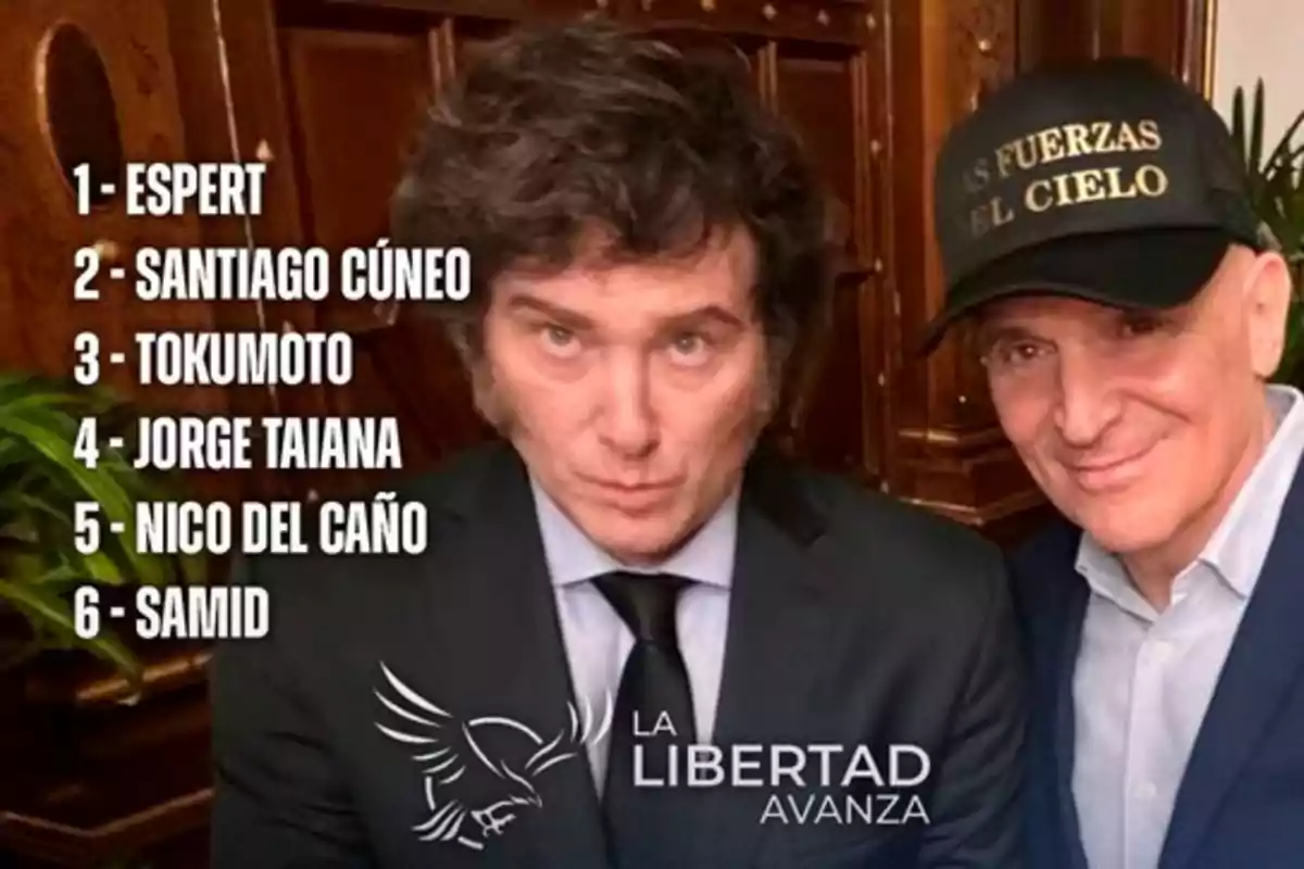 Dos hombres posan juntos en un ambiente interior elegante, uno de ellos lleva un saco oscuro y el otro una gorra negra con letras doradas, a la izquierda hay una lista de nombres y en la parte inferior un logo con un águila y el texto La Libertad Avanza