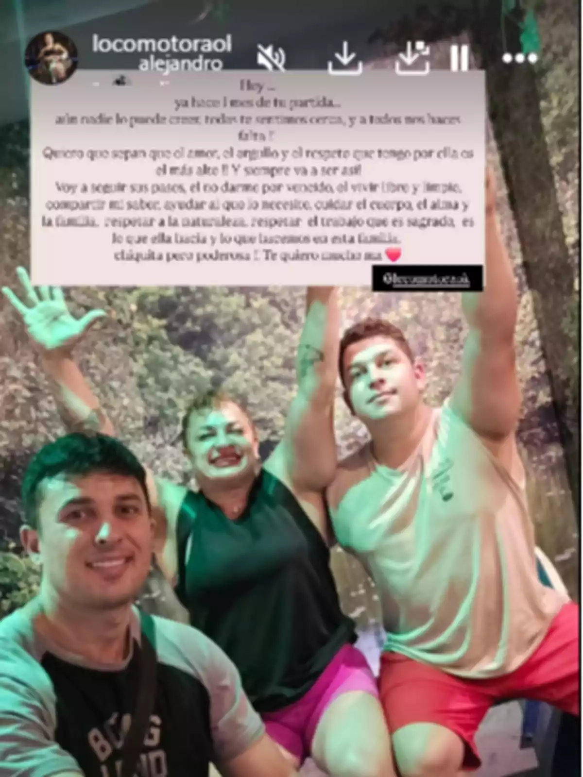 Tres personas sonríen y posan sentadas frente a un fondo natural, mientras en la parte superior de la imagen aparece un mensaje emotivo superpuesto. Tres personas sonríen y posan sentadas frente a un fondo natural, mientras en la parte superior de la imagen aparece un mensaje emotivo superpuesto.