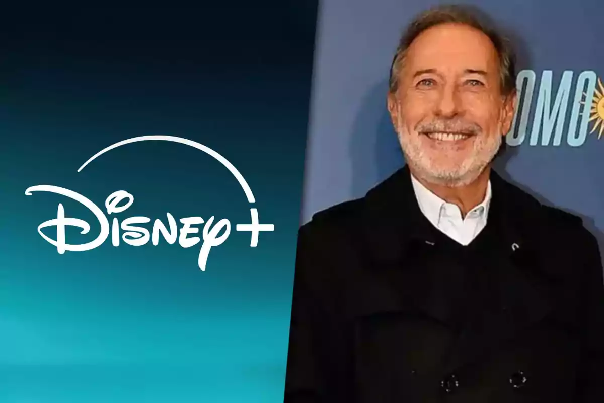 Hombre sonriente de cabello canoso y barba junto al logo de Disney Plus sobre un fondo azul.