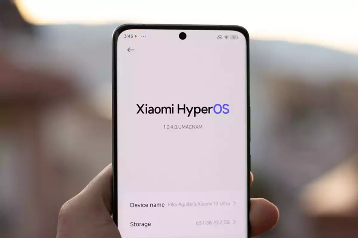 Person holding a smartphone displaying the Xiaomi HyperOS operating system on the screen Person holding a smartphone displaying the Xiaomi HyperOS operating system on the screen