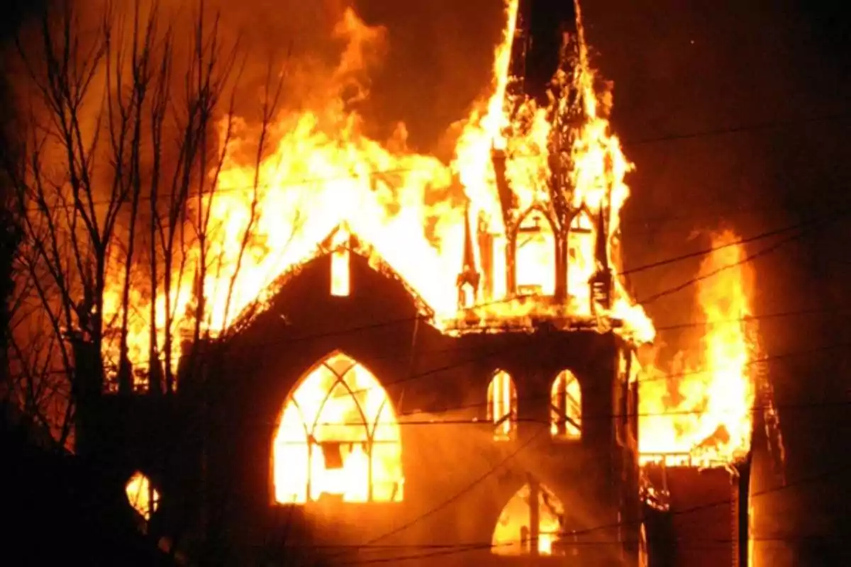 Iglesia envuelta en llamas durante un incendio intenso