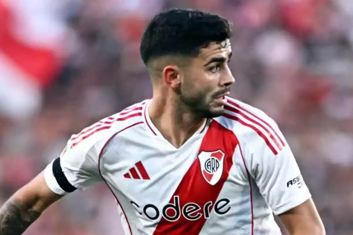 Futbolista con uniforme de River Plate durante un partido Futbolista con uniforme de River Plate durante un partido