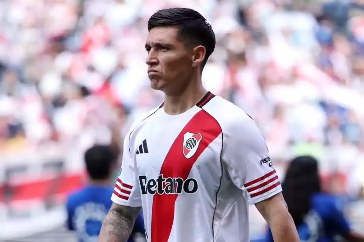 Futbolista con camiseta de River Plate en el campo de juego con expresión seria Futbolista con camiseta de River Plate en el campo de juego con expresión seria