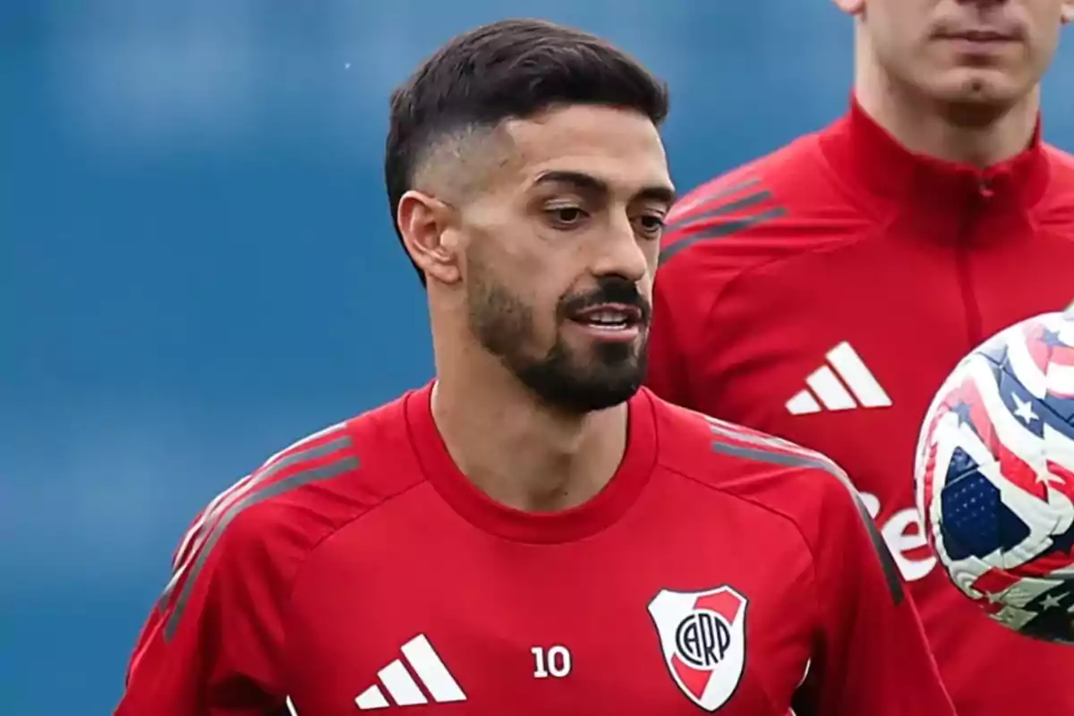 River Plate player wearing a red jersey training and watching a ball River Plate player wearing a red jersey training and watching a ball