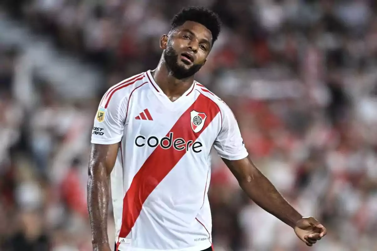 River Plate player with a tired expression during a match