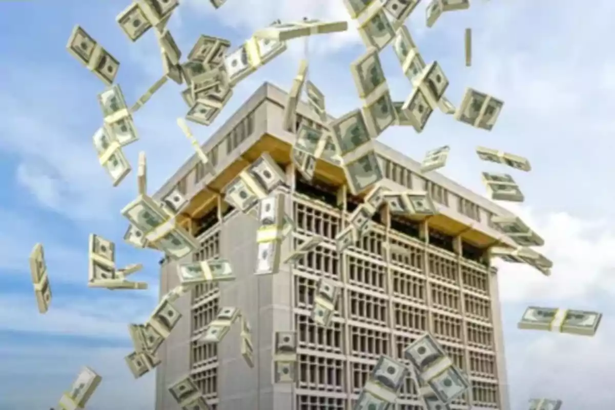 Billetes de dólar cayendo frente a un edificio grande bajo un cielo azul