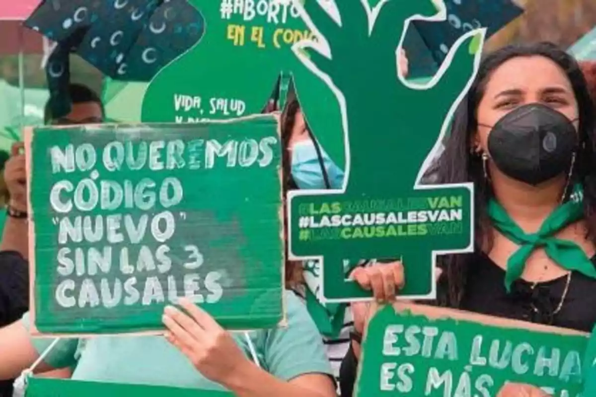 Personas manifestándose con carteles verdes a favor de las tres causales del aborto y usando pañuelos verdes Personas manifestándose con carteles verdes a favor de las tres causales del aborto y usando pañuelos verdes
