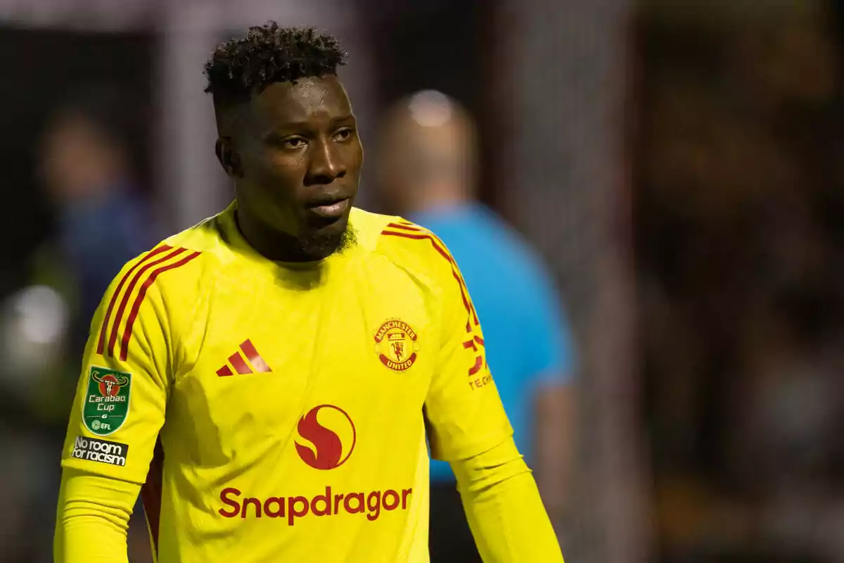 Portero con uniforme amarillo del Manchester United durante un partido de fútbol Portero con uniforme amarillo del Manchester United durante un partido de fútbol