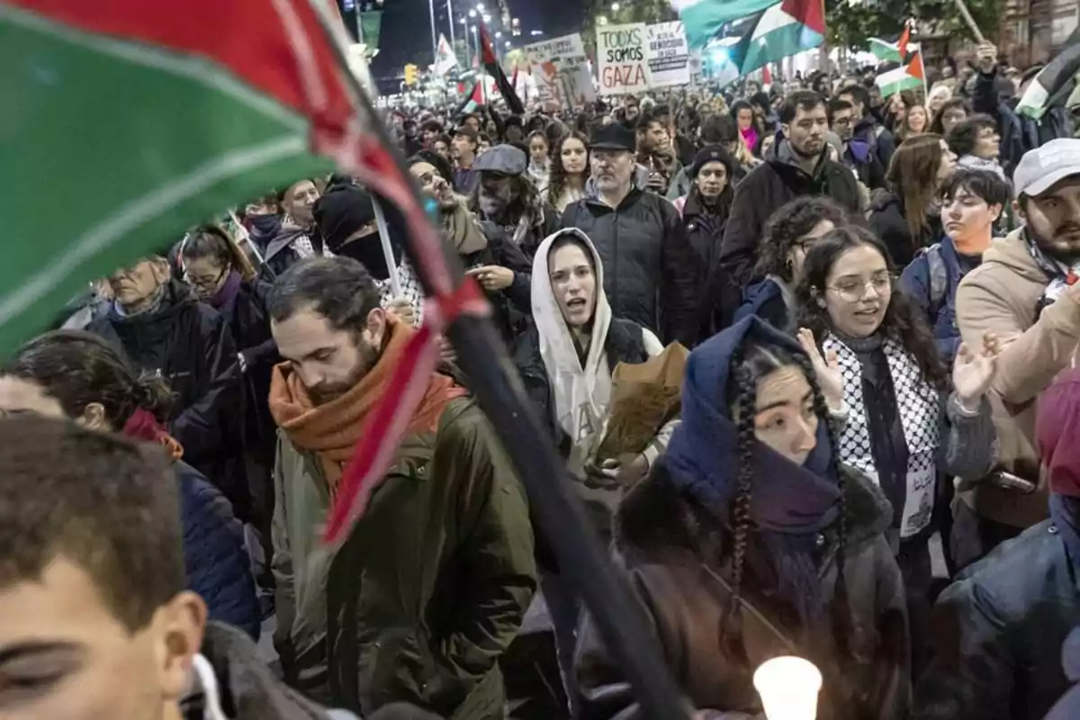 Multitud de personas marchando en una manifestación con banderas y pancartas en apoyo a Gaza Multitud de personas marchando en una manifestación con banderas y pancartas en apoyo a Gaza