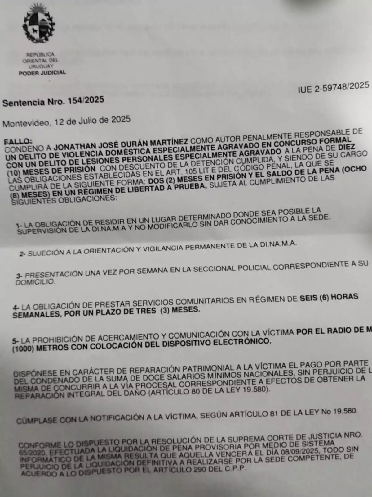Sentencia judicial uruguaya fechada el 12 de julio de 2025 que condena a Jonathan José Durán Martínez por violencia doméstica y lesiones personales, detallando la pena de prisión, libertad a prueba y obligaciones como servicios comunitarios, restricción de acercamiento y pago de reparación patrimonial a la víctima