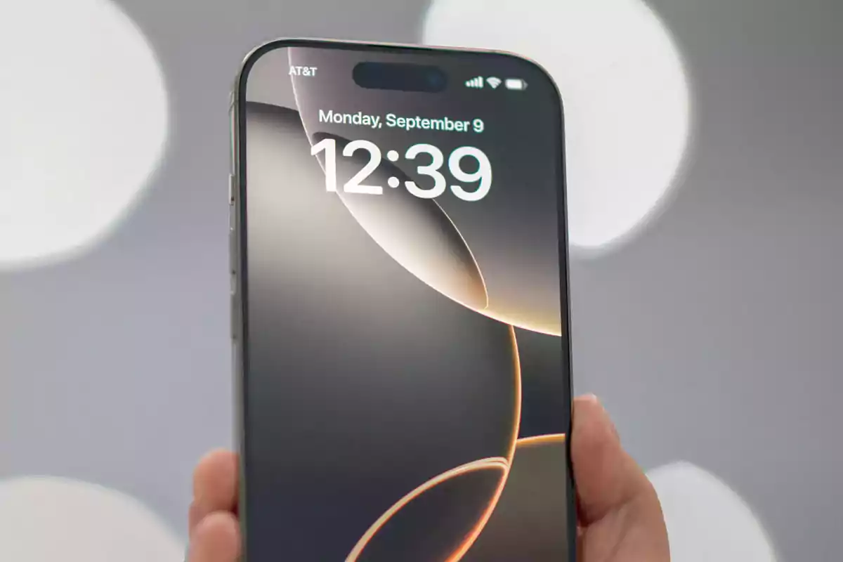 Persona sosteniendo un teléfono inteligente moderno con la pantalla encendida mostrando la hora 12:39 y la fecha lunes 9 de septiembre. Persona sosteniendo un teléfono inteligente moderno con la pantalla encendida mostrando la hora 12:39 y la fecha lunes 9 de septiembre.