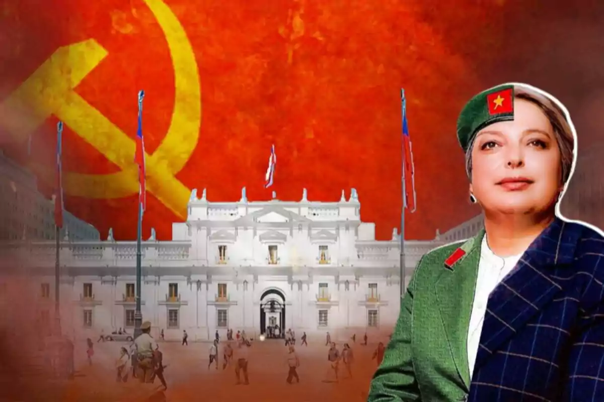 Una mujer con boina verde y uniforme militar está frente al Palacio de La Moneda, con una gran bandera roja y el símbolo comunista de fondo