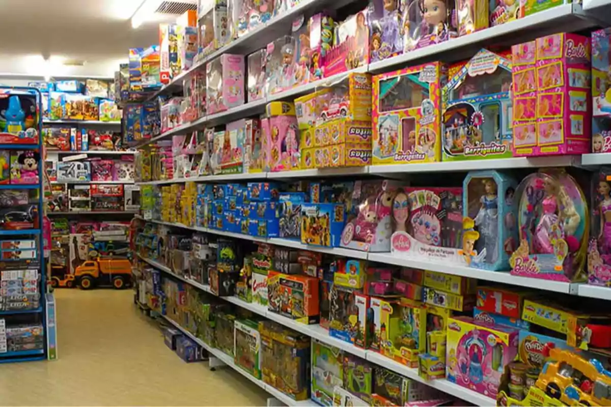 Pasillo de una tienda con estantes llenos de juguetes de diferentes colores y tamaños Pasillo de una tienda con estantes llenos de juguetes de diferentes colores y tamaños