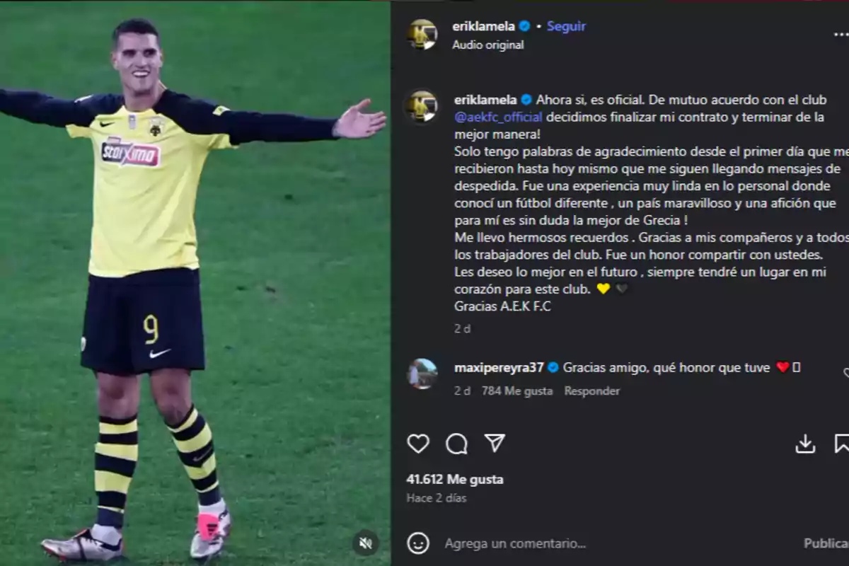 Futbolista con uniforme amarillo y negro celebrando en el campo con los brazos abiertos mientras de fondo se muestra un mensaje de despedida en redes sociales Futbolista con uniforme amarillo y negro celebrando en el campo con los brazos abiertos mientras de fondo se muestra un mensaje de despedida en redes sociales