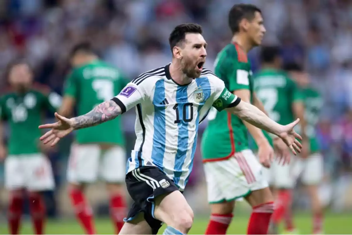 Futbolista argentino celebrando un gol con los brazos abiertos durante un partido contra México