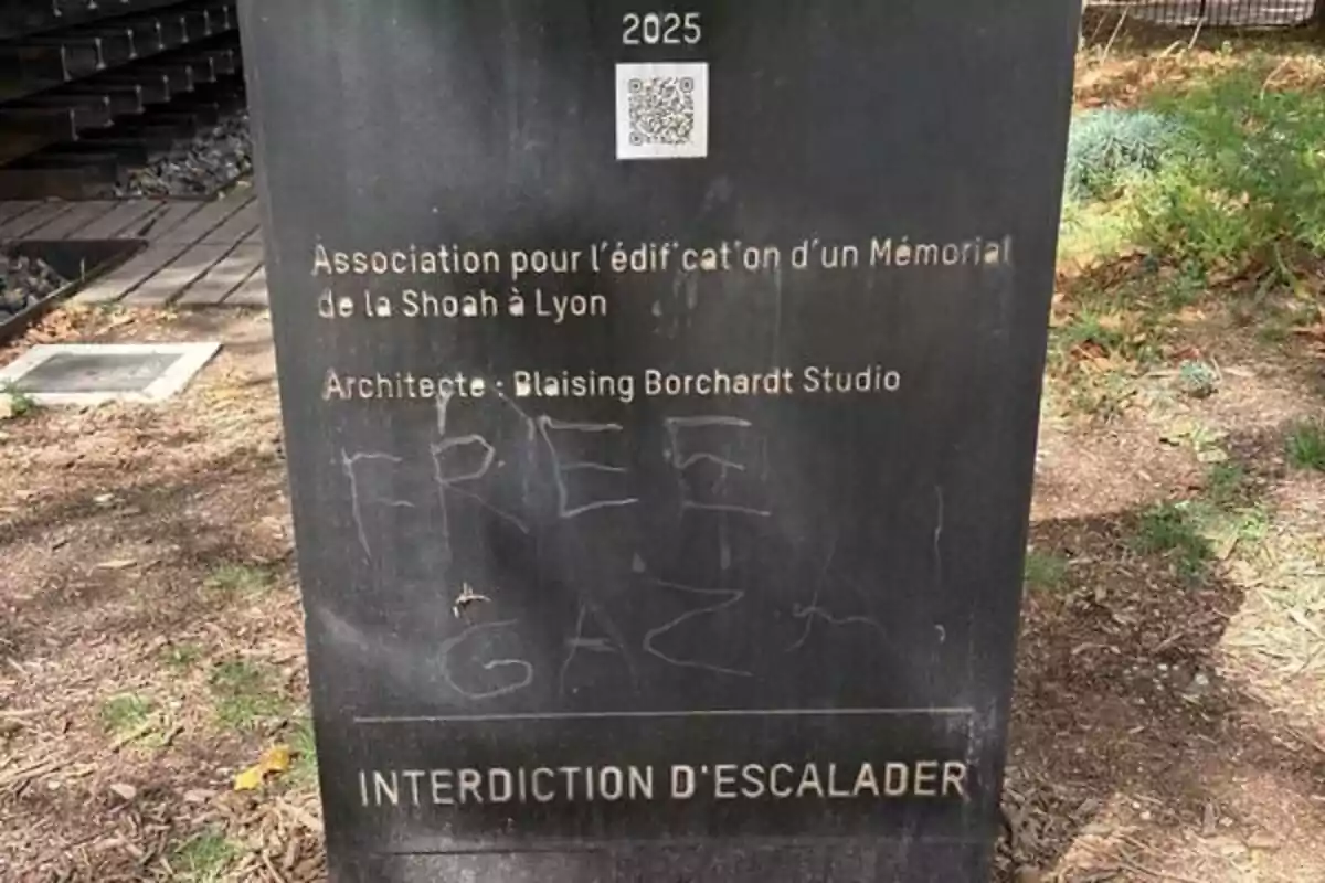 Placa de un memorial en Lyon con inscripciones en francés y un grafiti que dice Free Gaza.