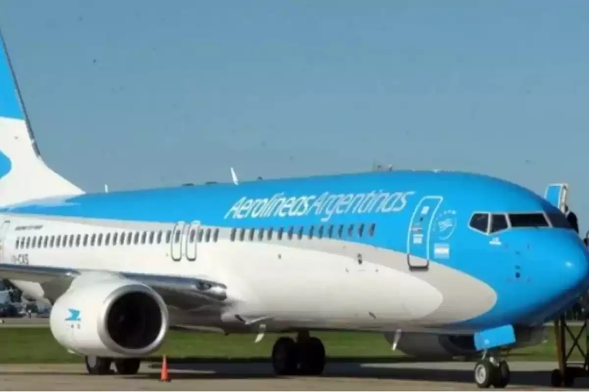 Avión de Aerolíneas Argentinas estacionado en la pista de un aeropuerto Avión de Aerolíneas Argentinas estacionado en la pista de un aeropuerto