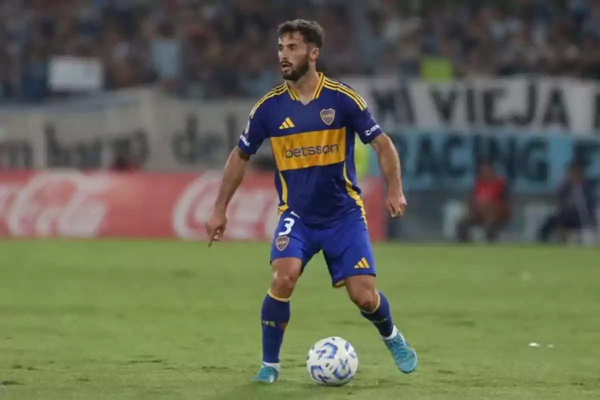 Futbolista de Boca Juniors con uniforme azul y amarillo controlando el balón en un partido Futbolista de Boca Juniors con uniforme azul y amarillo controlando el balón en un partido