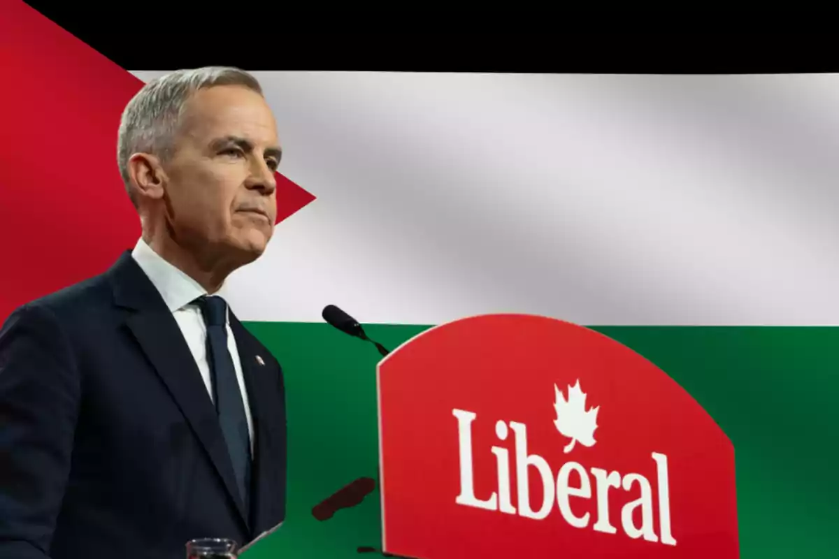 Hombre de traje hablando en un podio rojo con la palabra Liberal y una hoja de arce, con la bandera de Palestina de fondo