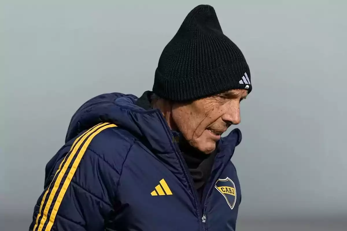 Hombre mayor con gorro negro y campera azul de Boca Juniors en un día frío Hombre mayor con gorro negro y campera azul de Boca Juniors en un día frío