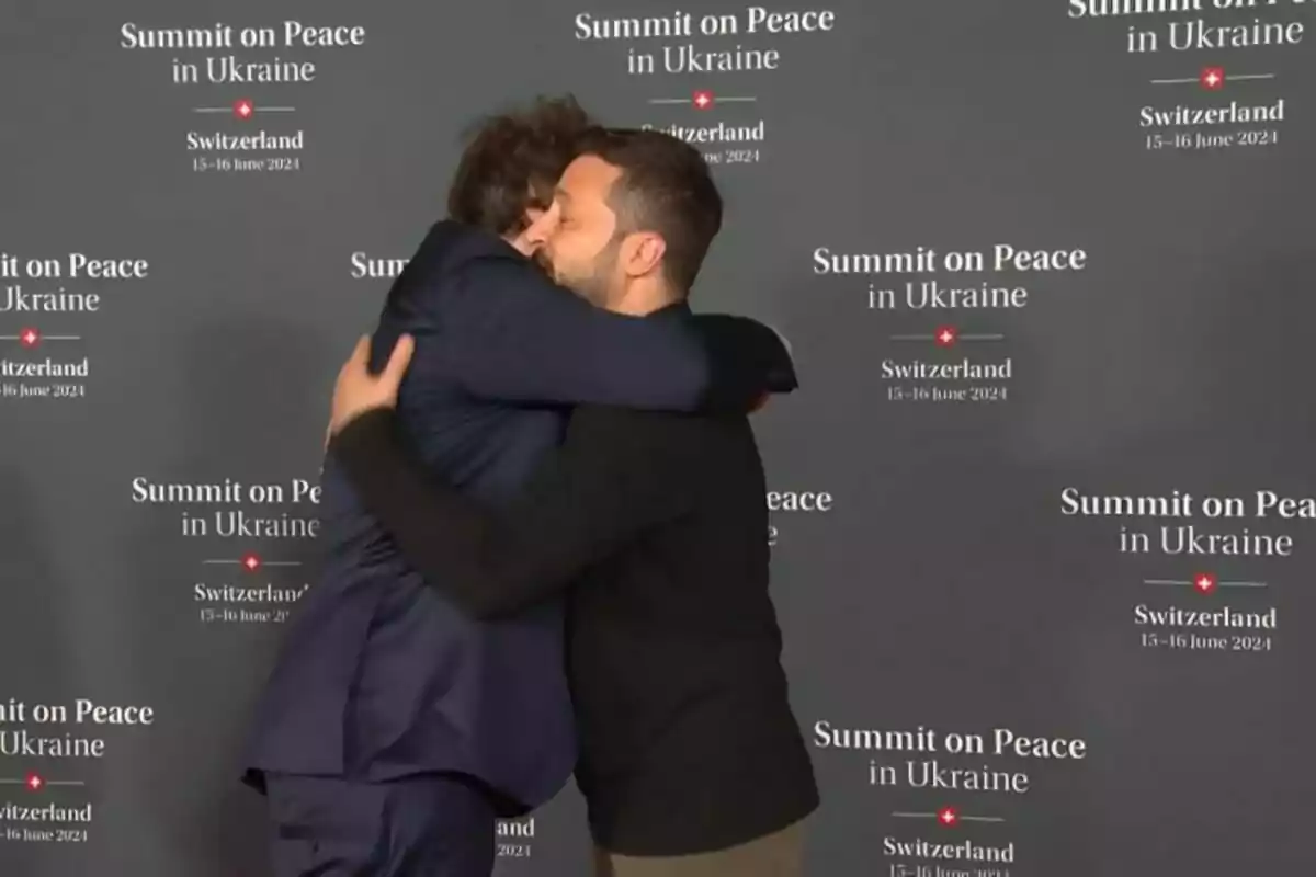 Dos hombres se abrazan frente a un fondo que anuncia la Cumbre por la Paz en Ucrania en Suiza en junio de 2024 Dos hombres se abrazan frente a un fondo que anuncia la Cumbre por la Paz en Ucrania en Suiza en junio de 2024