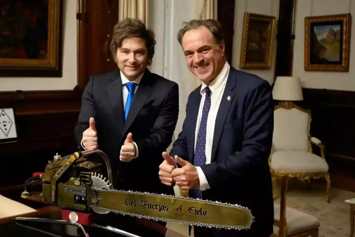 Dos hombres de traje sonríen y hacen el gesto de pulgares arriba junto a una motosierra dorada con la inscripción Las Fuerzas del Cielo en una oficina elegante Dos hombres de traje sonríen y hacen el gesto de pulgares arriba junto a una motosierra dorada con la inscripción Las Fuerzas del Cielo en una oficina elegante