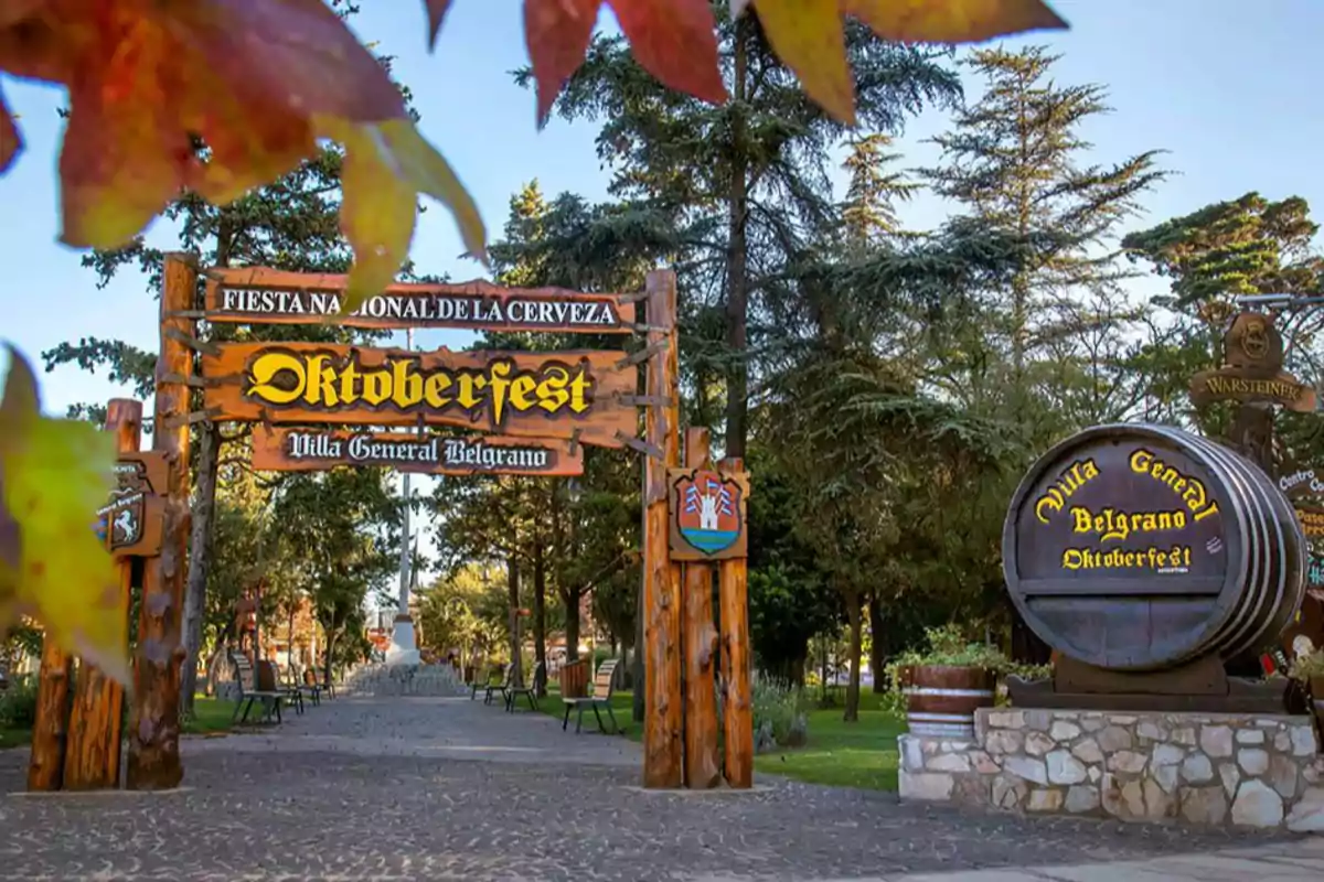 Entrada de madera al Oktoberfest en Villa General Belgrano rodeada de árboles y decoraciones típicas de la fiesta de la cerveza