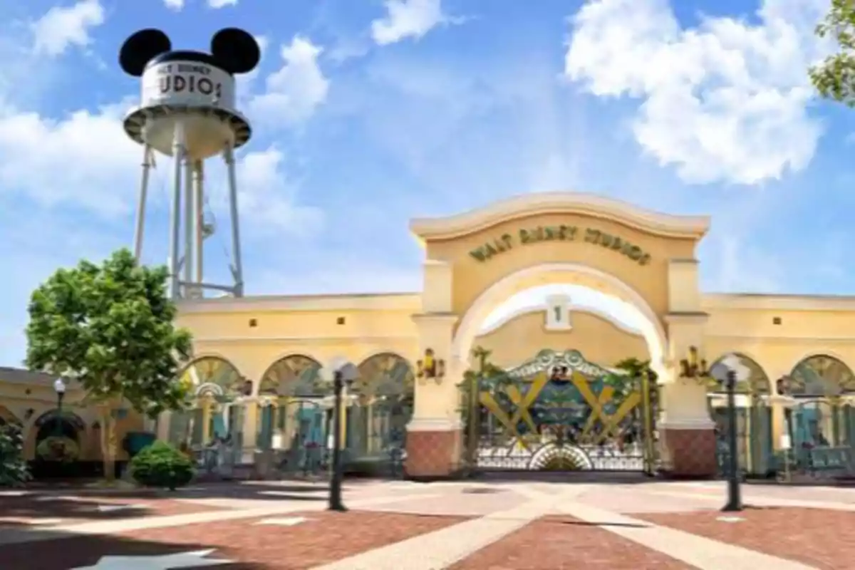 Entrada principal de Walt Disney Studios con un tanque de agua decorado con orejas de Mickey Mouse y cielo azul de fondo Entrada principal de Walt Disney Studios con un tanque de agua decorado con orejas de Mickey Mouse y cielo azul de fondo