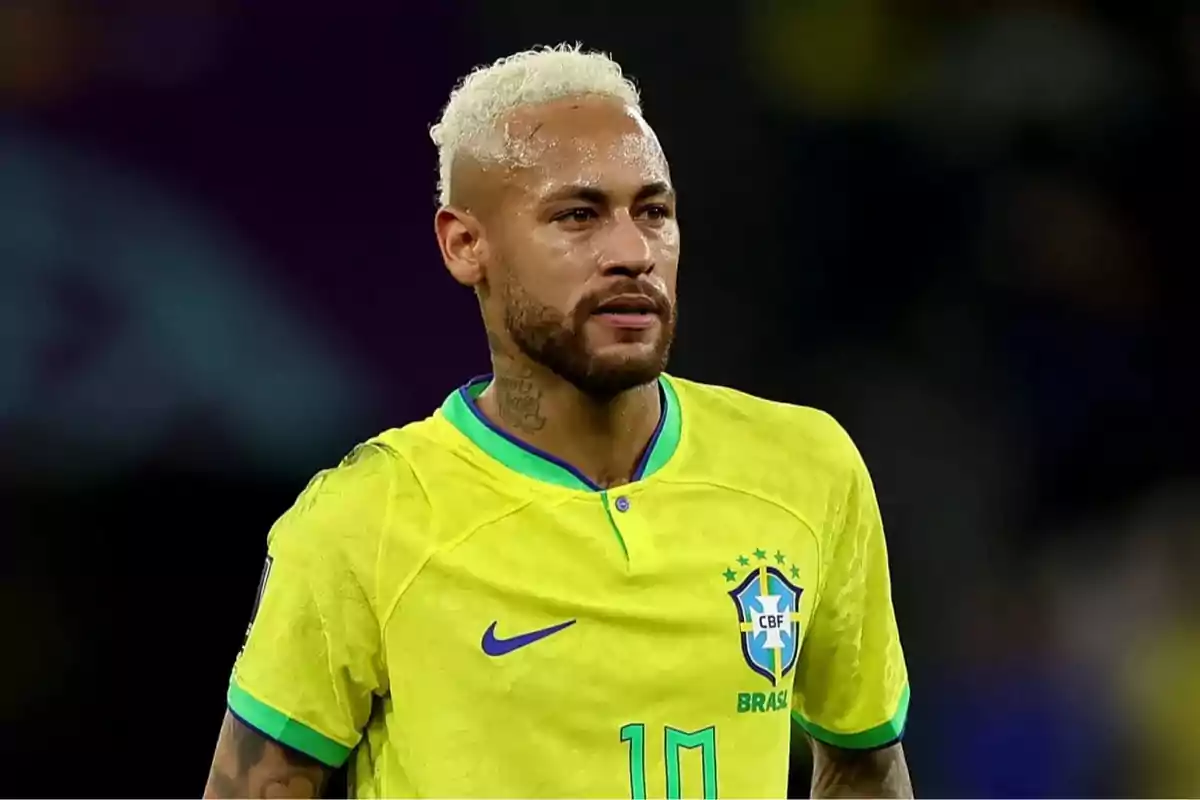 Futbolista con cabello rubio y barba usando el uniforme amarillo de la selección de Brasil durante un partido