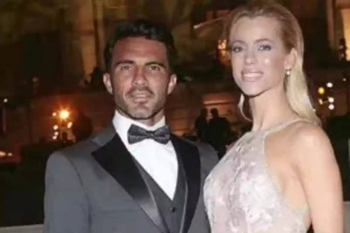 Pareja elegantemente vestida posando en un evento nocturno Pareja elegantemente vestida posando en un evento nocturno