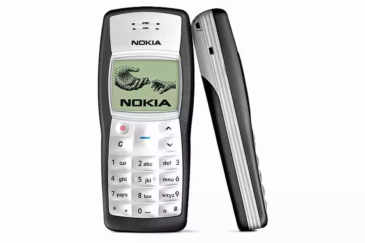Teléfono celular clásico Nokia de color negro y plateado con teclado físico y pantalla monocromática Teléfono celular clásico Nokia de color negro y plateado con teclado físico y pantalla monocromática