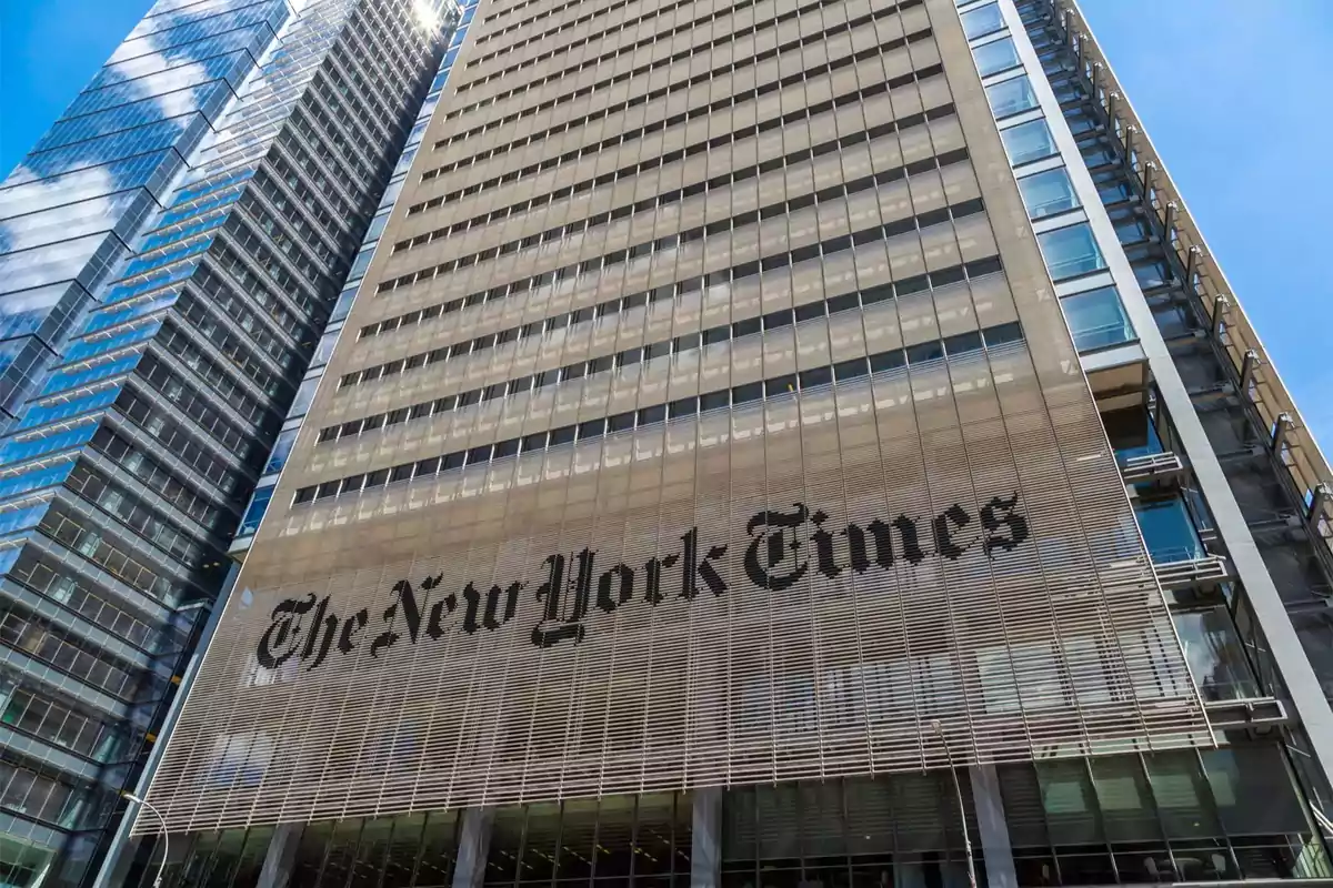 Fachada del edificio de The New York Times en Nueva York vista desde abajo en un día soleado Fachada del edificio de The New York Times en Nueva York vista desde abajo en un día soleado