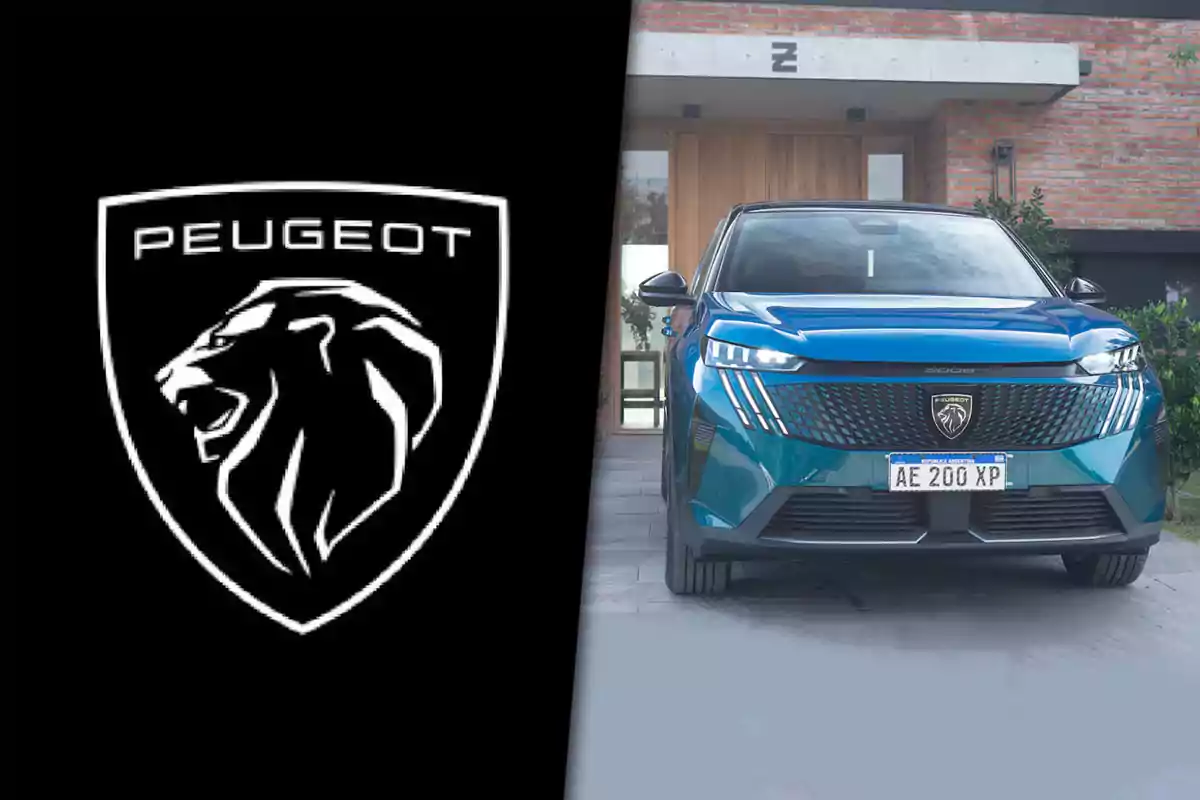 Logo de Peugeot junto a un automóvil Peugeot azul estacionado frente a una casa moderna