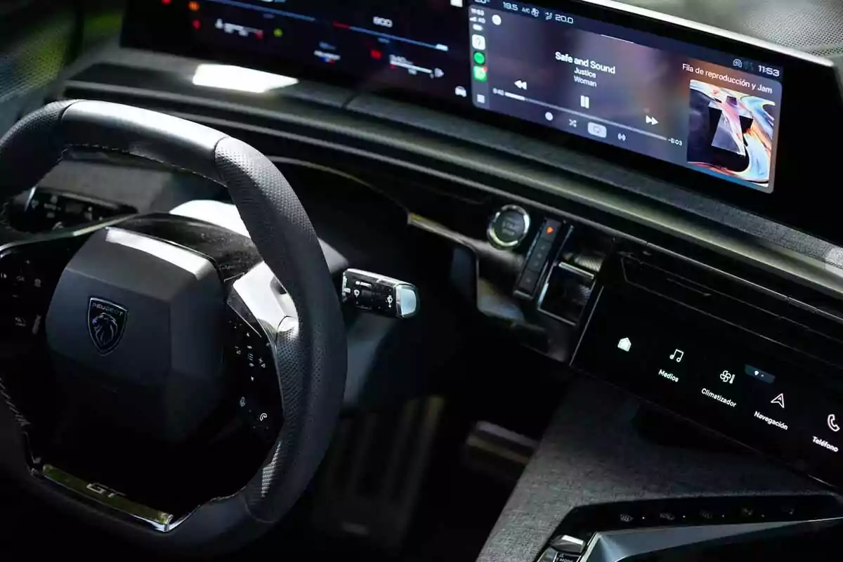 Volante y tablero digital de un automóvil Peugeot moderno con pantallas táctiles y controles tecnológicos Volante y tablero digital de un automóvil Peugeot moderno con pantallas táctiles y controles tecnológicos