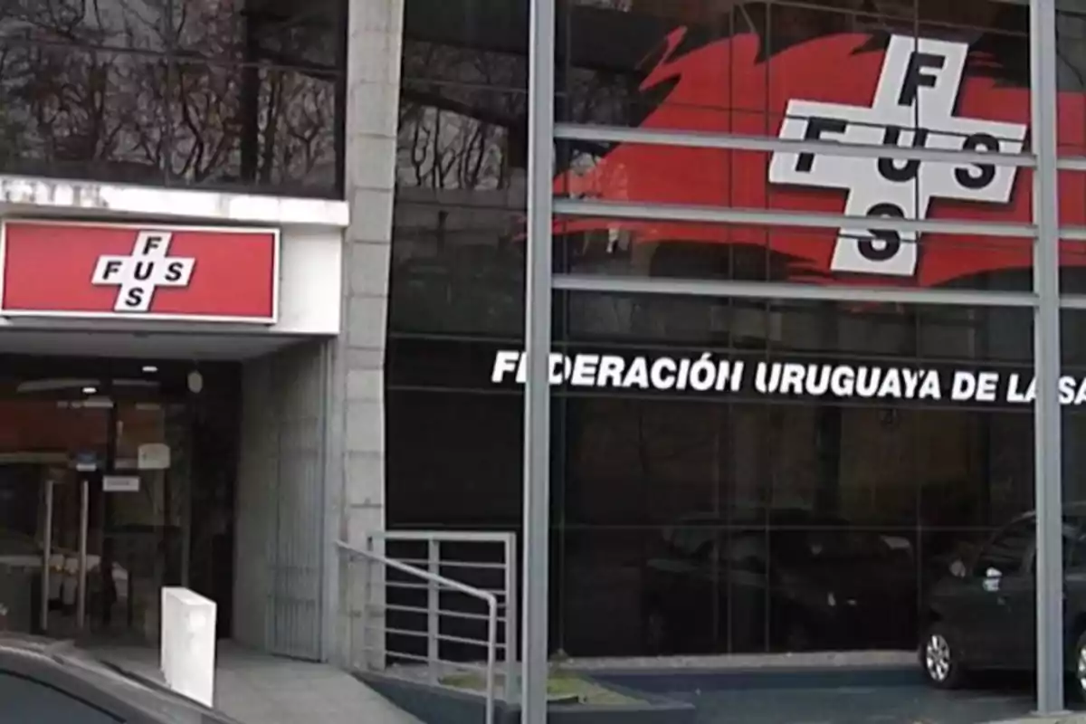 Fachada de un edificio con el logo de la Federación Uruguaya de la Salud y un cartel que dice FUS Fachada de un edificio con el logo de la Federación Uruguaya de la Salud y un cartel que dice FUS