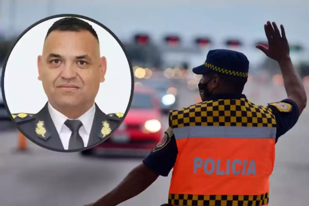 Un policía de espaldas con chaleco naranja que dice Un policía de espaldas con chaleco naranja que dice