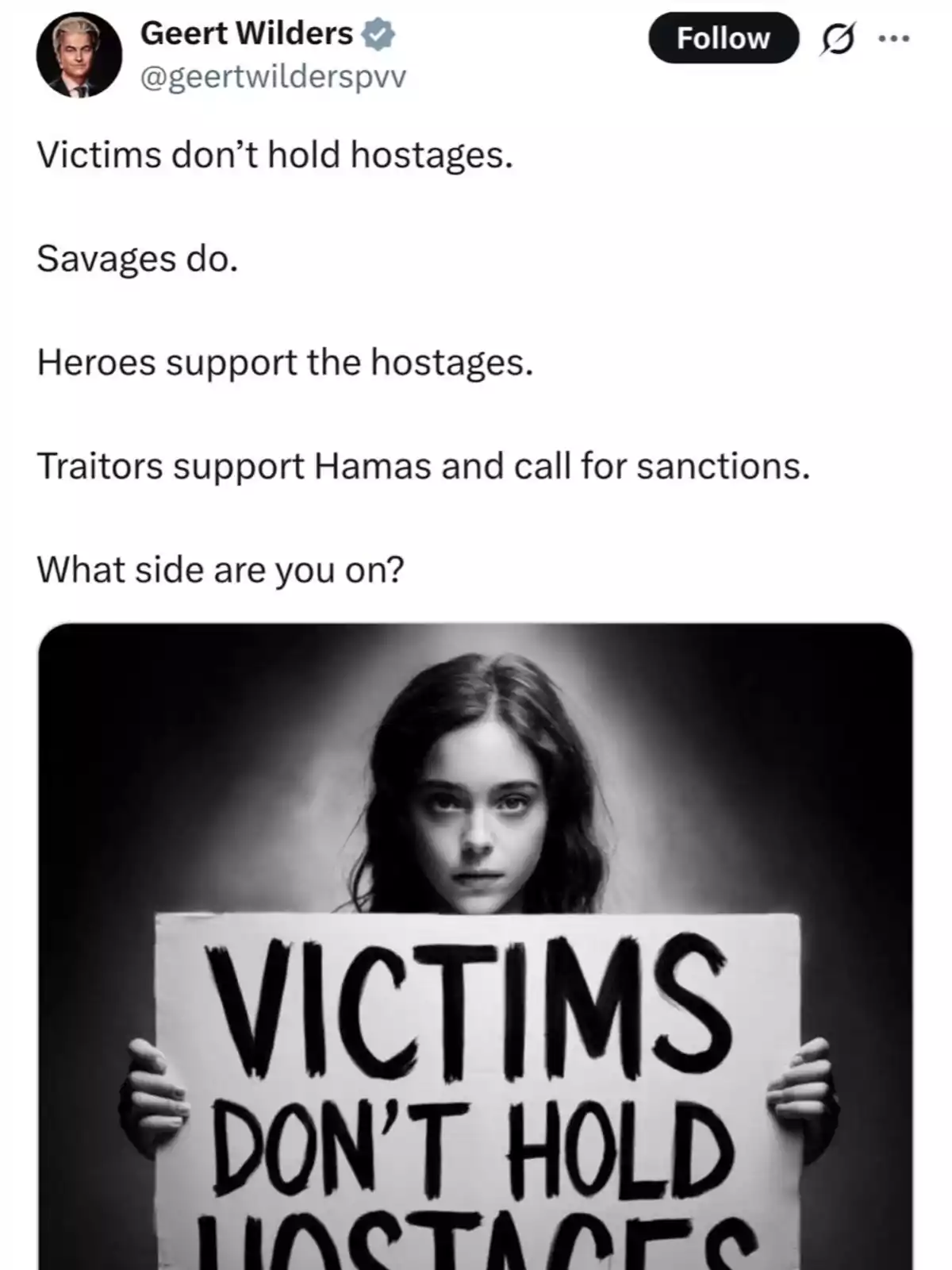 Una joven sostiene un cartel que dice Victims don't hold hostages en una imagen en blanco y negro. Una joven sostiene un cartel que dice Victims don't hold hostages en una imagen en blanco y negro.