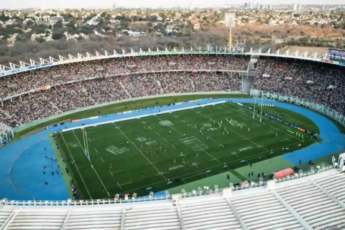 Estadio lleno de espectadores durante un partido de rugby visto desde las gradas superiores