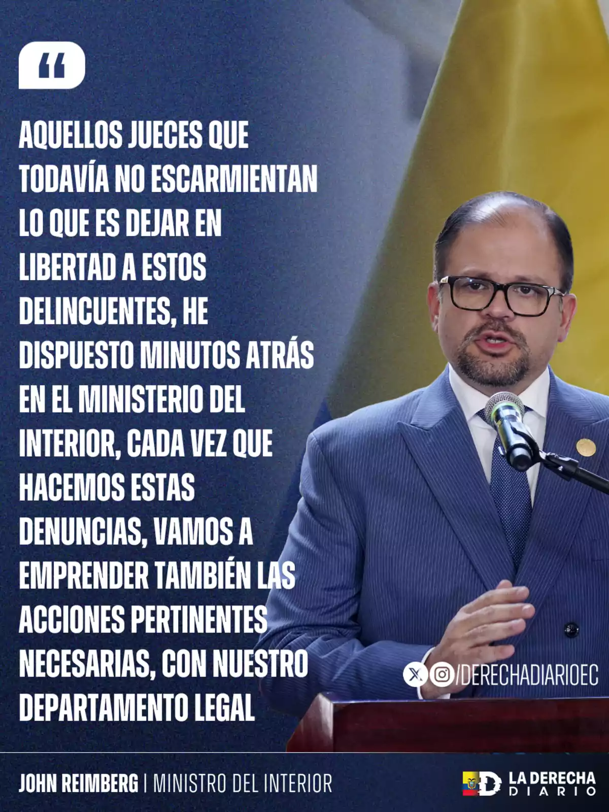Hombre con gafas y traje azul hablando en un podio frente a un micrófono, junto a un texto sobre acciones legales contra jueces que liberan delincuentes, con logotipos de redes sociales y de un medio de comunicación en la parte inferior