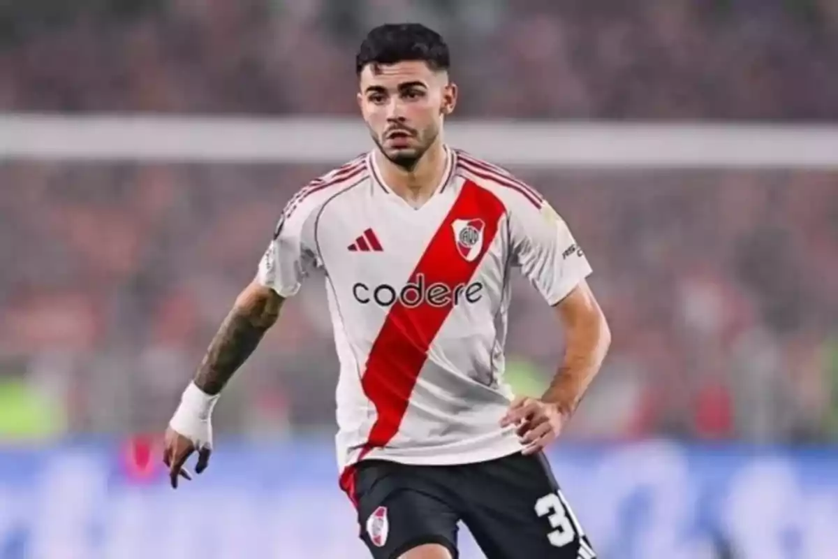Futbolista con uniforme blanco y banda roja de River Plate en pleno partido Futbolista con uniforme blanco y banda roja de River Plate en pleno partido