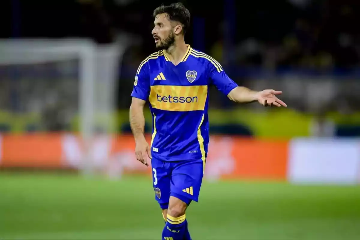Futbolista con uniforme azul y amarillo de Boca Juniors gesticulando en el campo durante un partido Futbolista con uniforme azul y amarillo de Boca Juniors gesticulando en el campo durante un partido