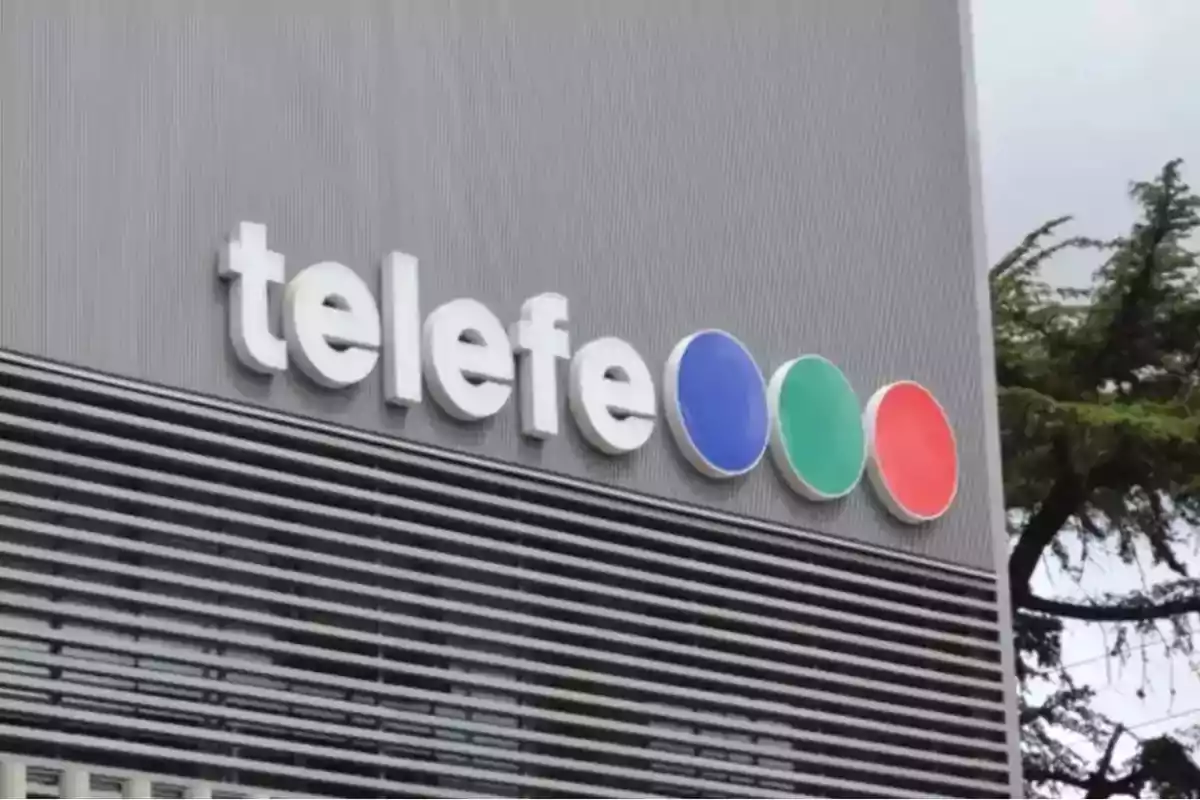 Gray building with the Telefe logo and three circles in blue, green, and red. Gray building with the Telefe logo and three circles in blue, green, and red.