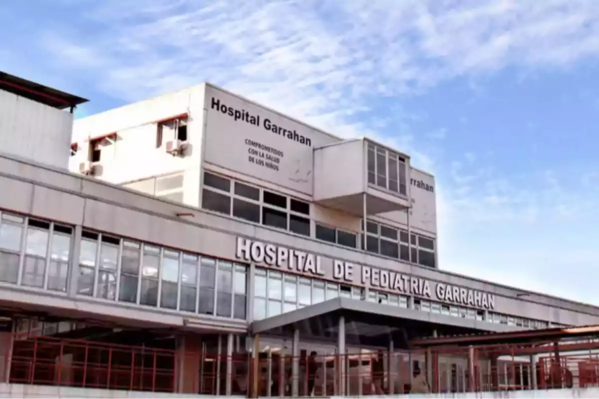 Fachada del Hospital de Pediatría Garrahan en un día soleado con cielo azul Fachada del Hospital de Pediatría Garrahan en un día soleado con cielo azul