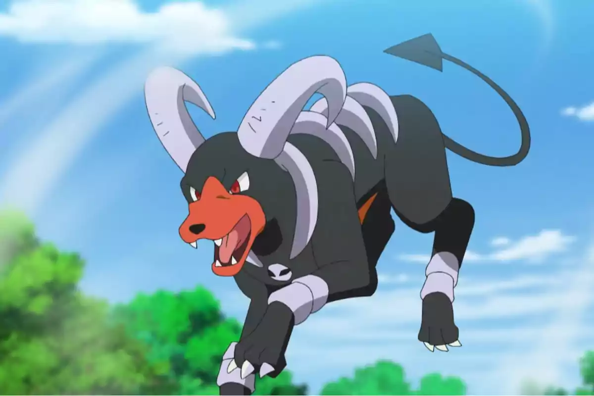 Un Pokémon de tipo perro oscuro con cuernos y cola en forma de flecha salta en un entorno al aire libre con cielo azul y árboles de fondo
