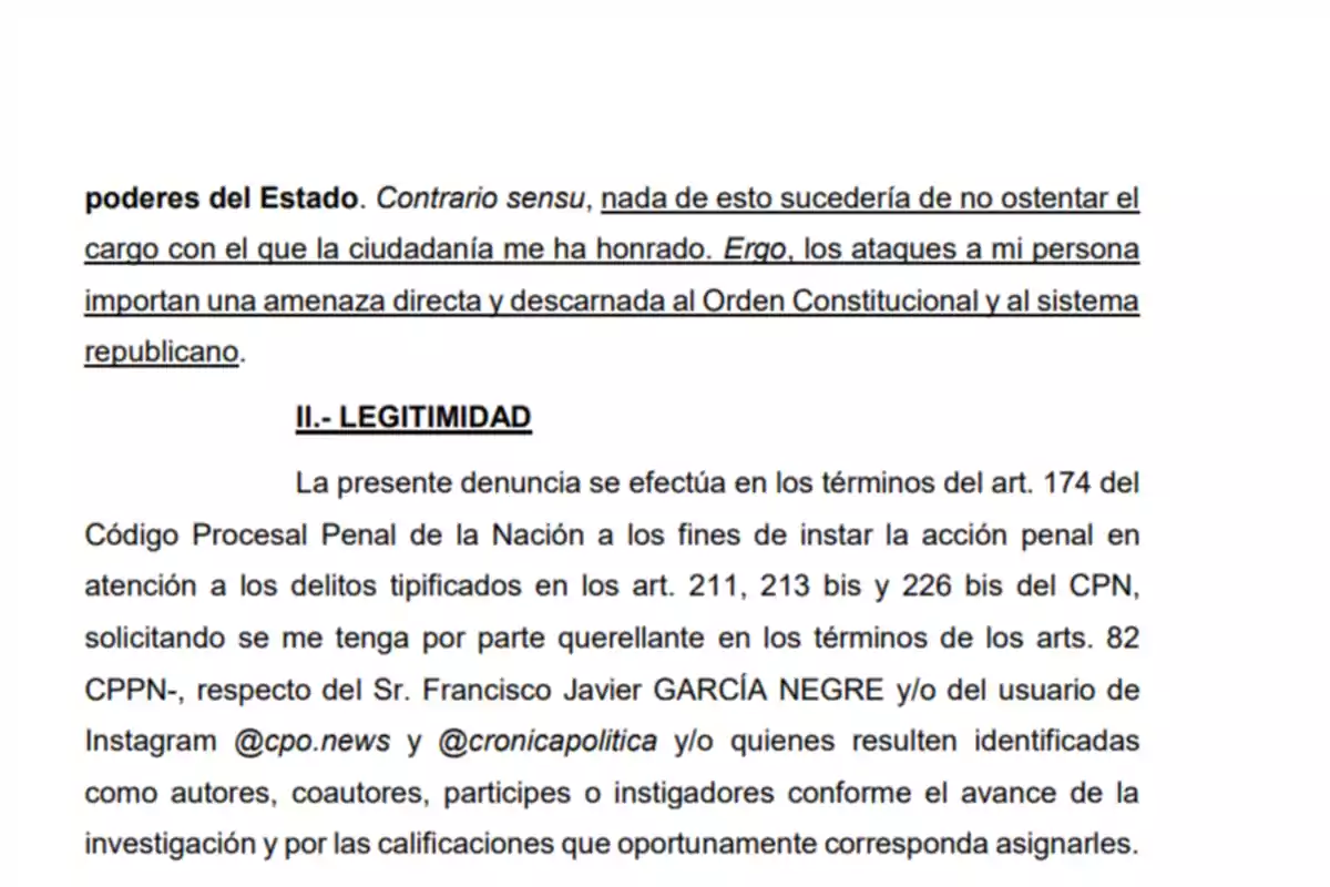 Fragmento de un documento legal en español que menciona una denuncia, artículos del Código Procesal Penal, y hace referencia a usuarios de Instagram relacionados con la investigación. Fragmento de un documento legal en español que menciona una denuncia, artículos del Código Procesal Penal, y hace referencia a usuarios de Instagram relacionados con la investigación.