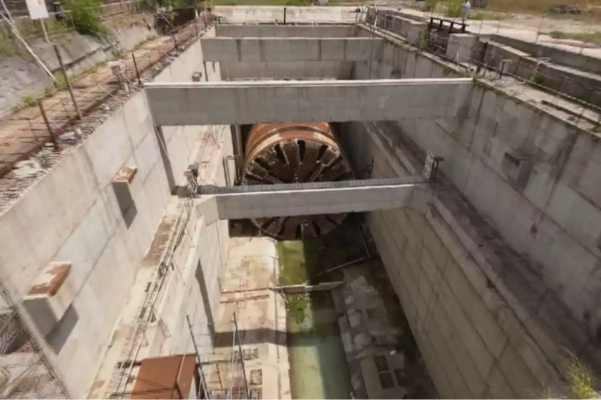 Tunnel boring machine stopped inside a concrete pit at a construction site Tunnel boring machine stopped inside a concrete pit at a construction site