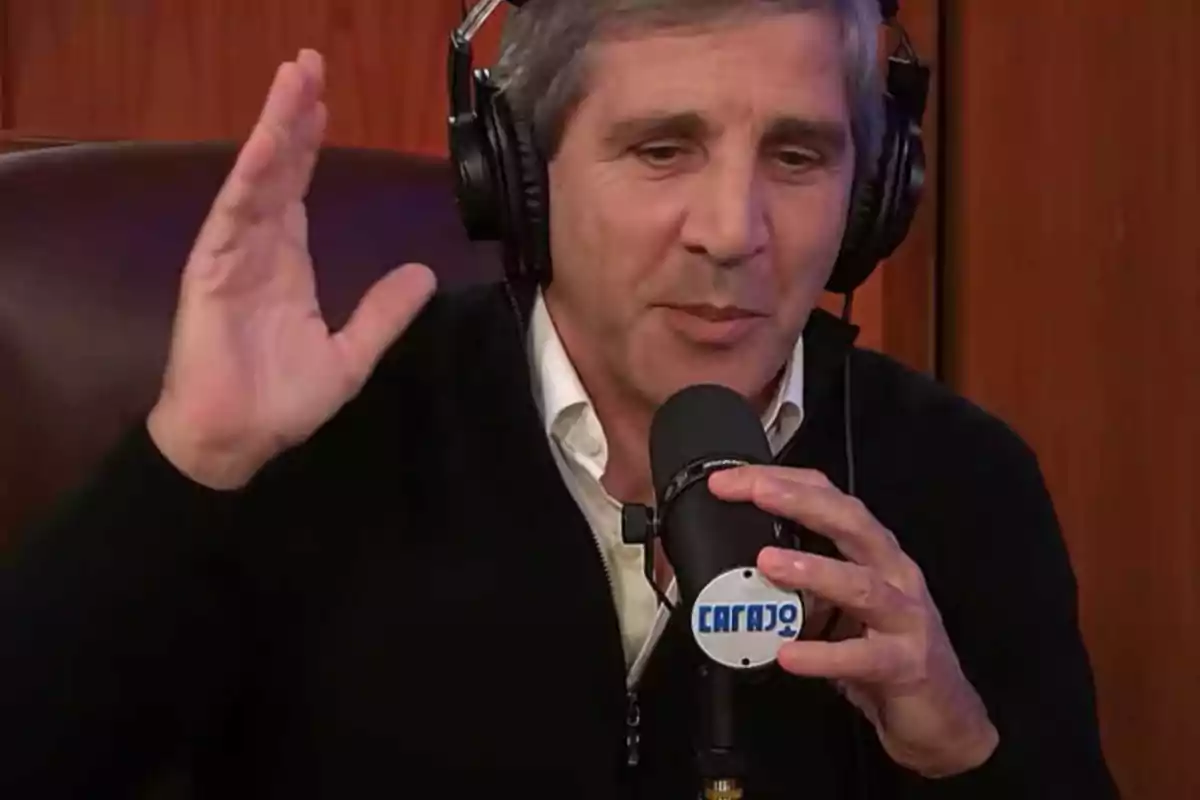 Hombre de cabello canoso usando audífonos y hablando frente a un micrófono en un estudio de radio Hombre de cabello canoso usando audífonos y hablando frente a un micrófono en un estudio de radio