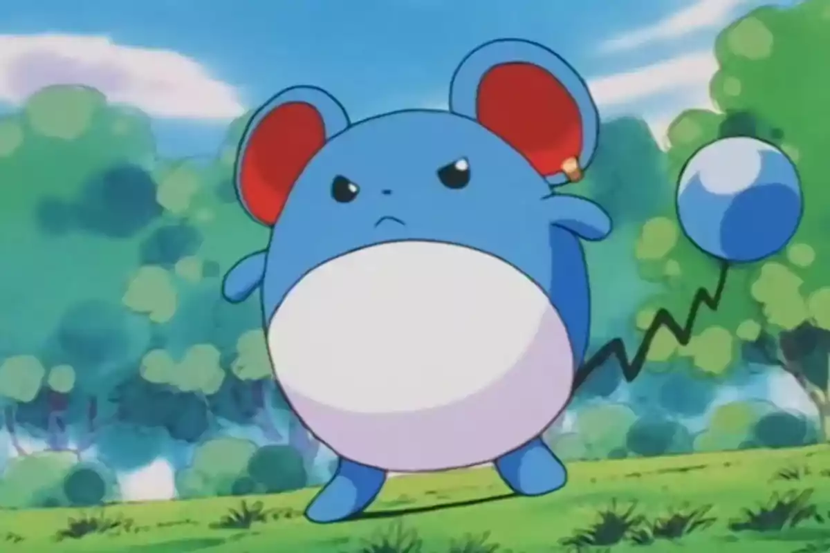 Un pequeño personaje azul con orejas grandes y una cola esférica camina decidido en un entorno natural lleno de árboles y césped Un pequeño personaje azul con orejas grandes y una cola esférica camina decidido en un entorno natural lleno de árboles y césped