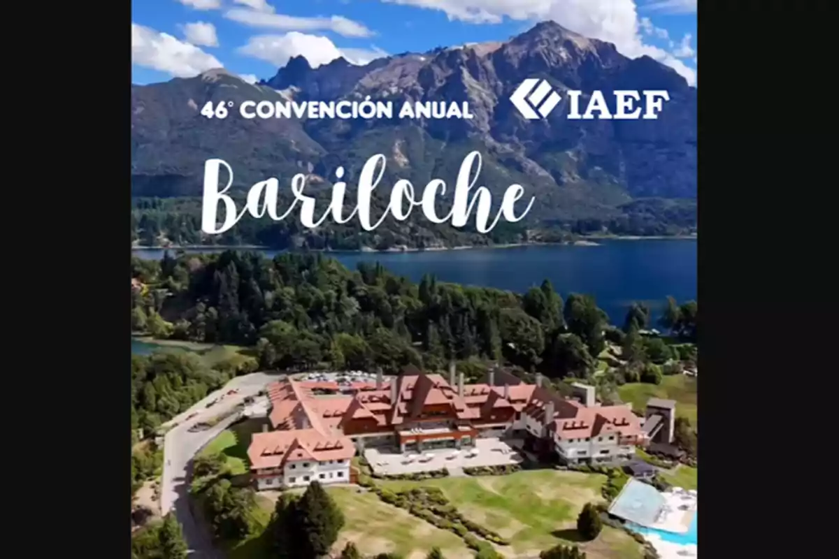 Vista aérea de un hotel rodeado de naturaleza con un lago y montañas al fondo y el texto 46° Convención Anual IAEF Bariloche Vista aérea de un hotel rodeado de naturaleza con un lago y montañas al fondo y el texto 46° Convención Anual IAEF Bariloche