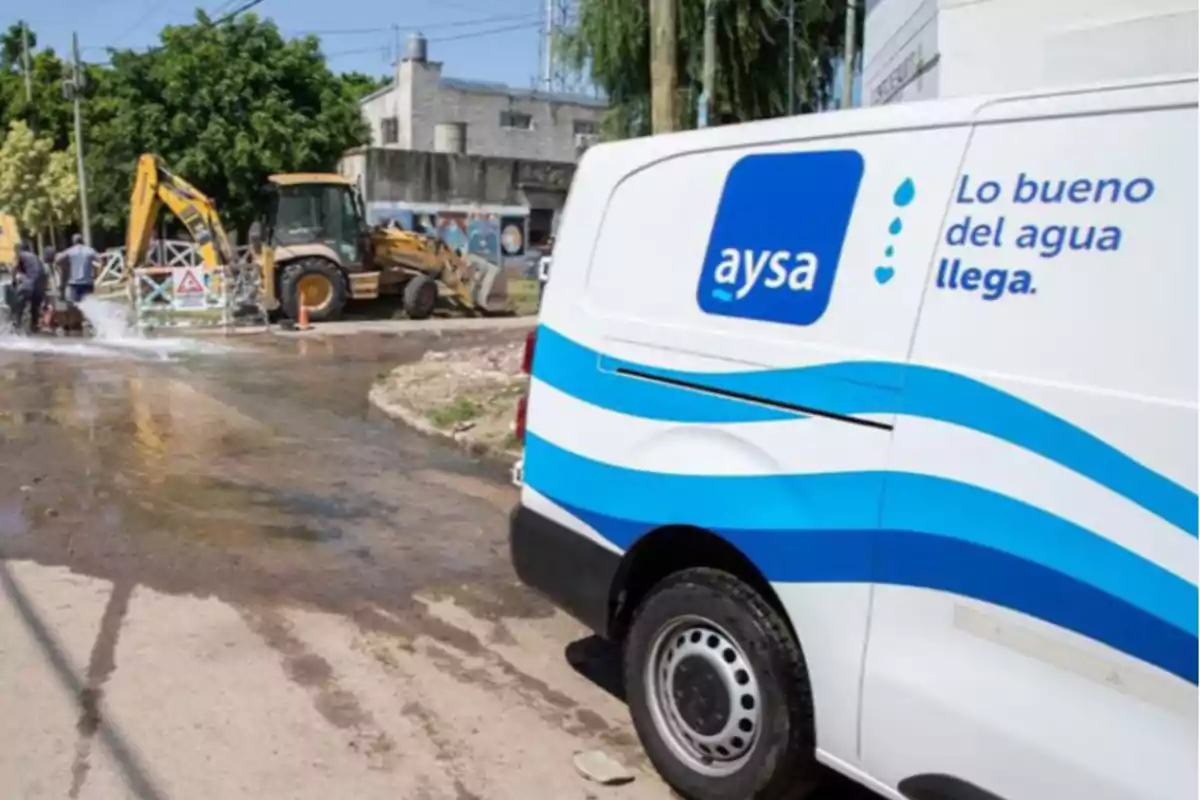 Camioneta de la empresa AySA estacionada cerca de una obra en la vía pública donde trabajadores y maquinaria reparan una pérdida de agua en la calle Camioneta de la empresa AySA estacionada cerca de una obra en la vía pública donde trabajadores y maquinaria reparan una pérdida de agua en la calle
